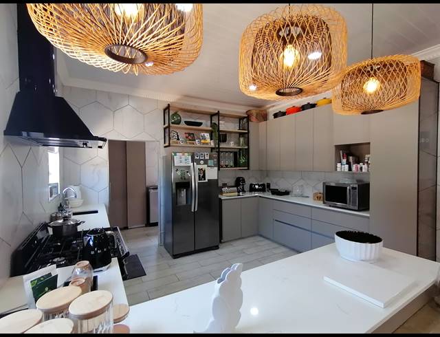 6 BEDROOM FREESTANDING FOR SALE IN WILKOPPIES